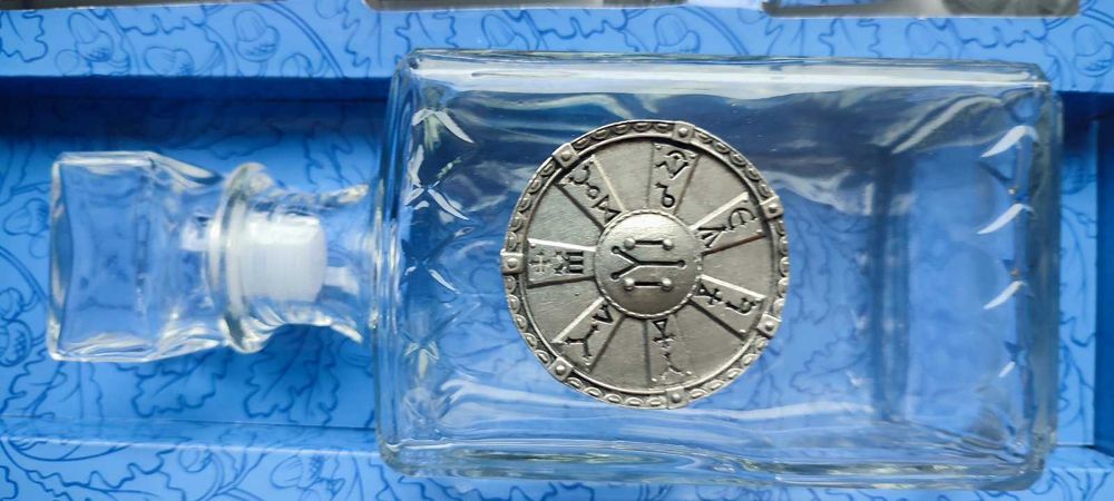 Комплект бутилка и чаши с украса розета