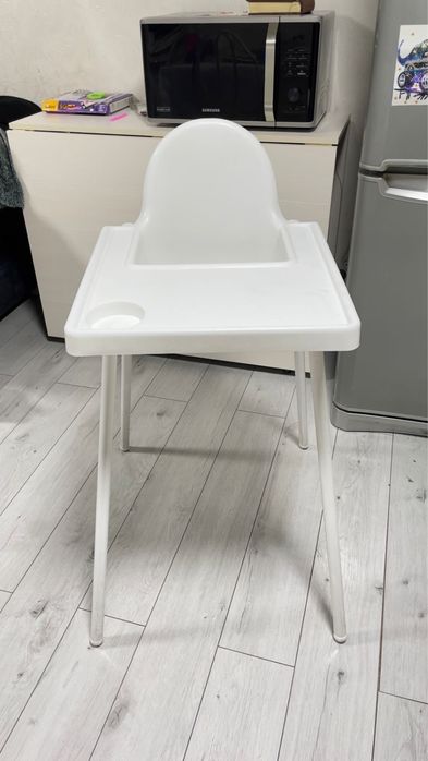 Детский столик для кормления и бассейн.