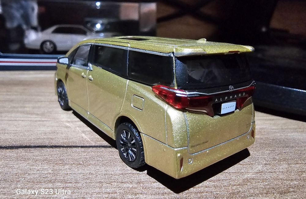 Модель 1/64 Toyota Alphard 2023г. Japan