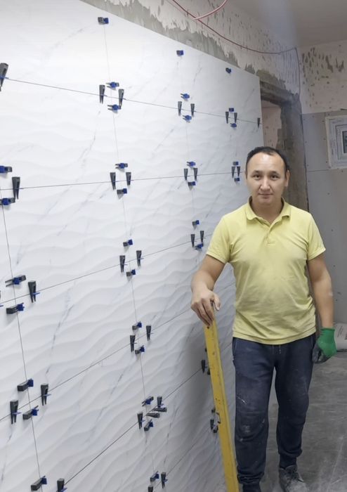 Кафелщик без посредник с енструментом окуратно и быстро