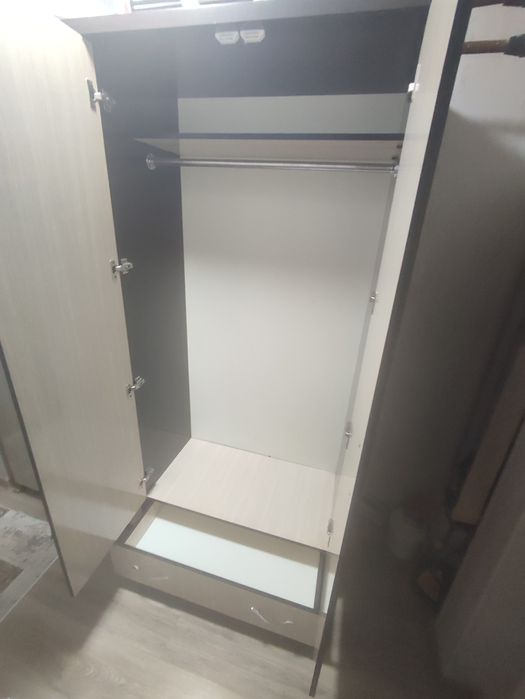 Прихожий шкаф в отличном состоянии с зеркалом.