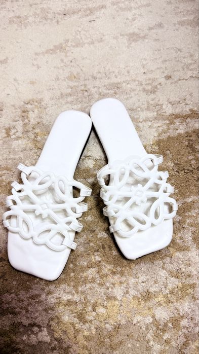 Летние белые шлепанцы