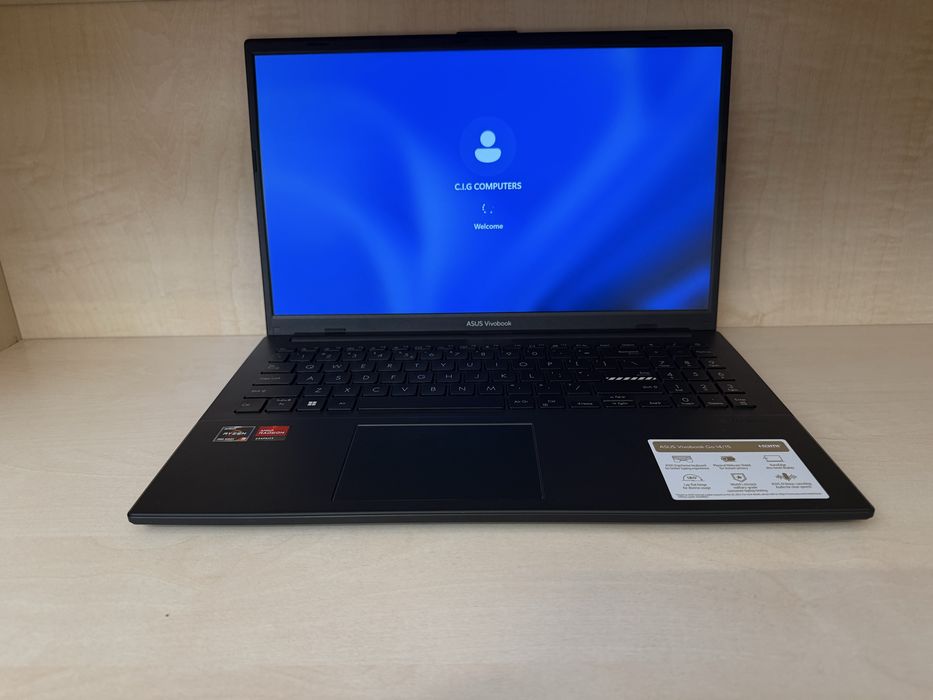 Asus Vivobook OLED E1504F Ryzen 7520u 512 SSD 8GB Ram