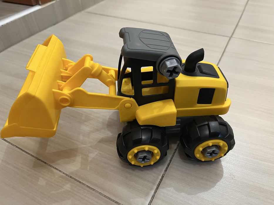 Камион пътна помощ, линейка, военнен камион, багер CAT