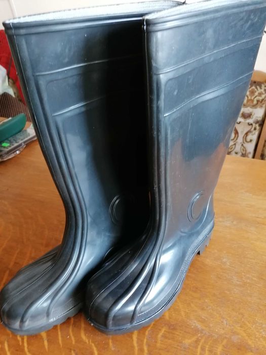 Vin Ploile, aveti nevoie de Cizme cauciuc
