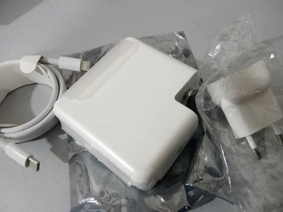 для MACBOOK - зарядка блок питания