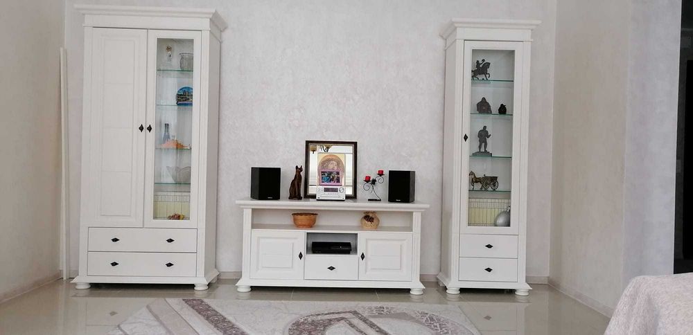 Vitrina lemn masiv Mona, 2 usi + 2 sertare, alb