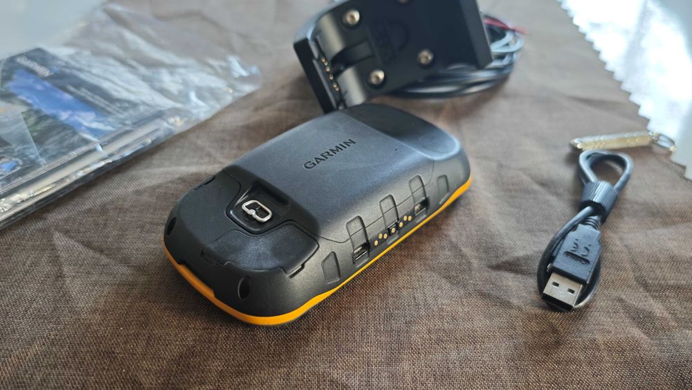 GPS Навигация Garmin Montana 600 със зареждаща стойка RAM монтаж