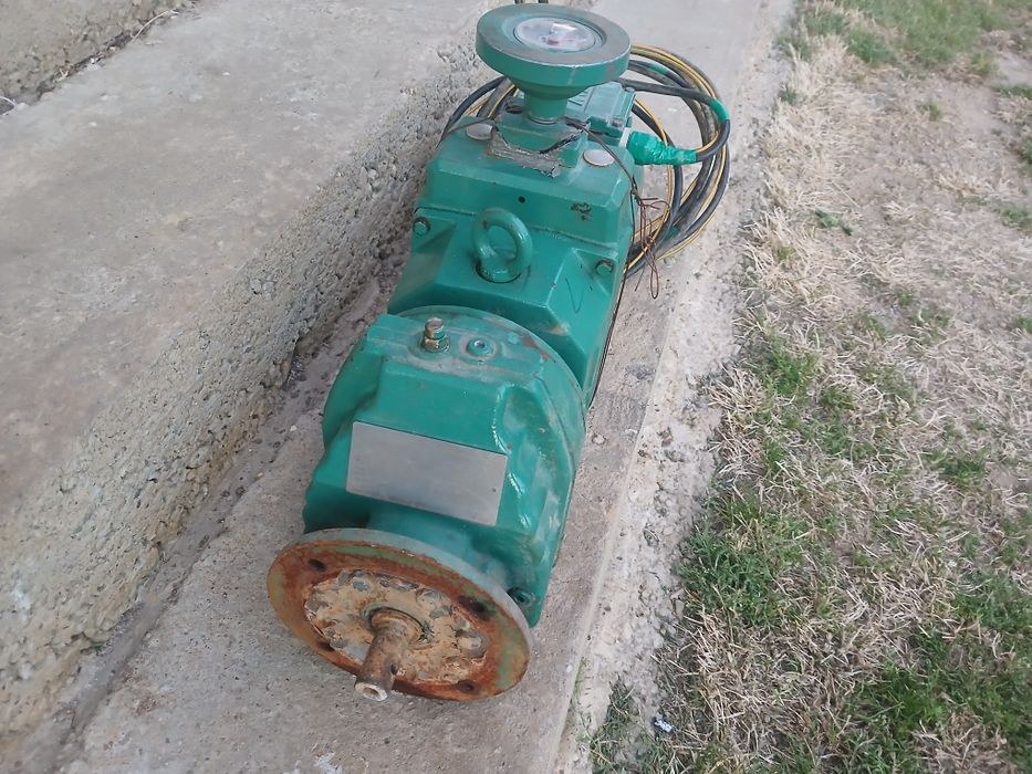 Vând motor electric cu reductor si variator de turație