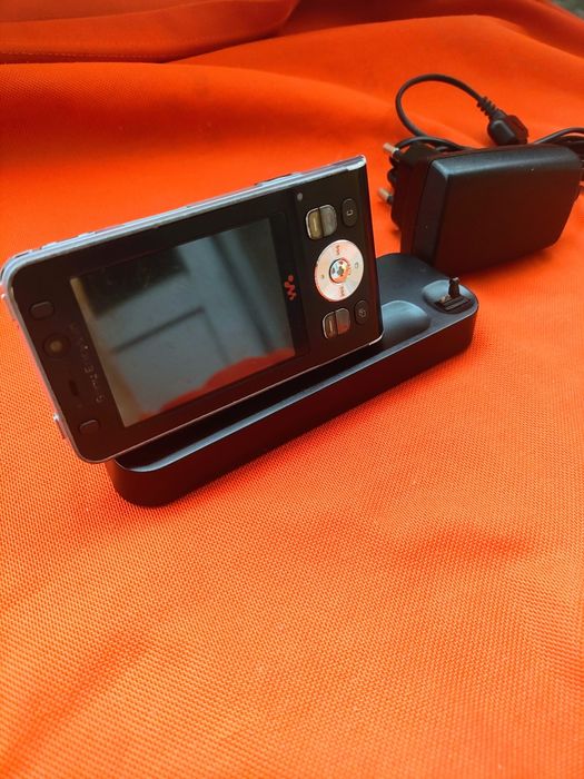 Sony Ericsson w890i + dock+incarcator ( orice rețea)