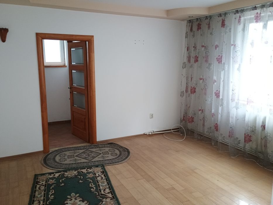 Apartament spre vânzare cu 4 camere cu bucătărie mare situat la parter