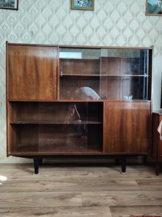 Продам книжный шкаф из дерева