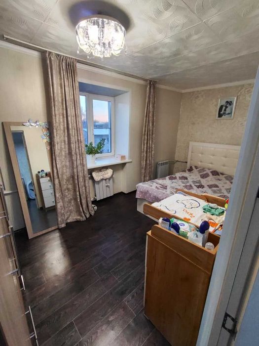 Продам  2х комнатную  Космонавтов 4