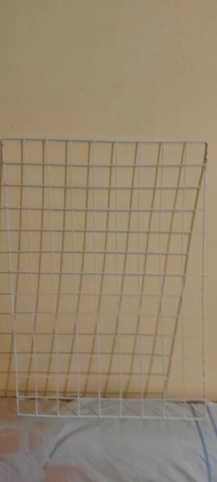 Продавам два броя малки стилажа размери 65на45сантиметря