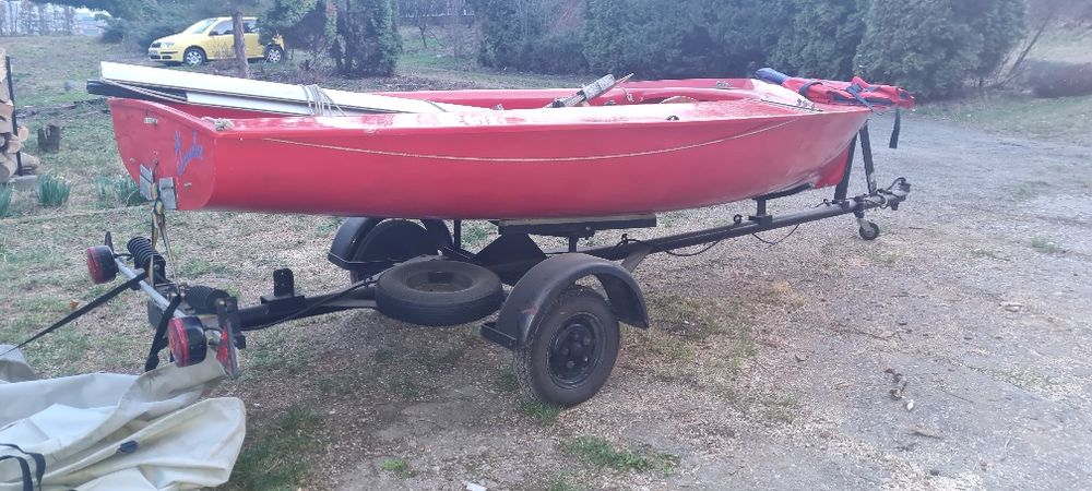 Barcă cu velă, pe remorcă