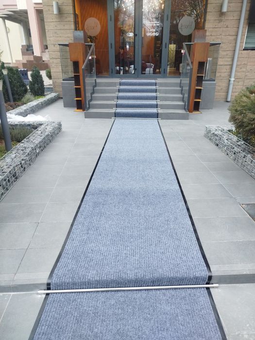 Установка на лестницу коврик