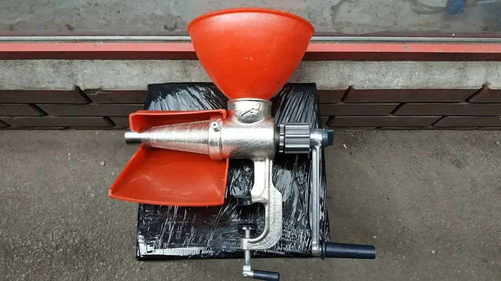 Механическая шнековая чугунная соковыжималка (СССР) 70-80 г.