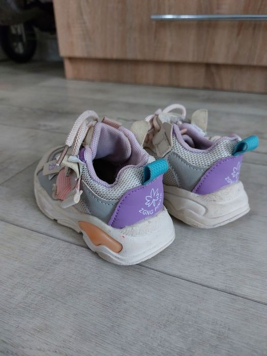 Продам кроссовки  для девочки