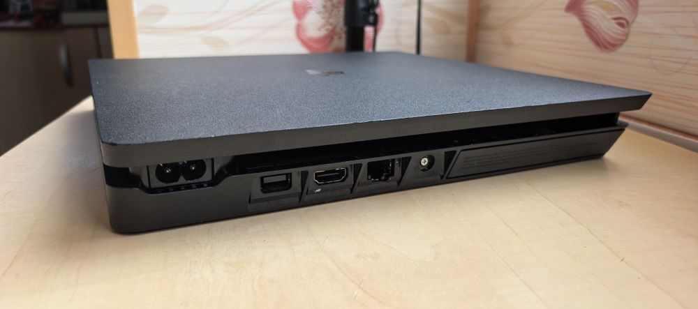 Consola PS4 Slim 1TB (Modabil) + 2 Controllere - Functional 10/10