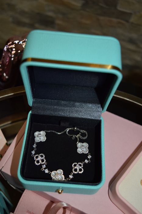 Дамски гривни...