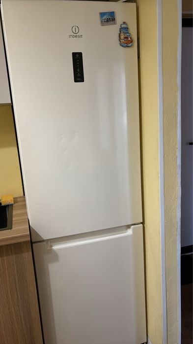 Продам Холодильник Indesit Total No Frost с дисплеем.