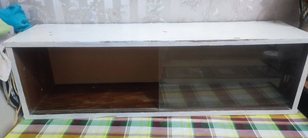 Полка с раздвижными стеклянными дверцами.