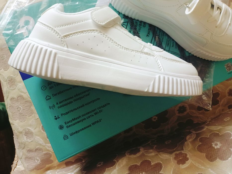 Белые новые кроссовки
