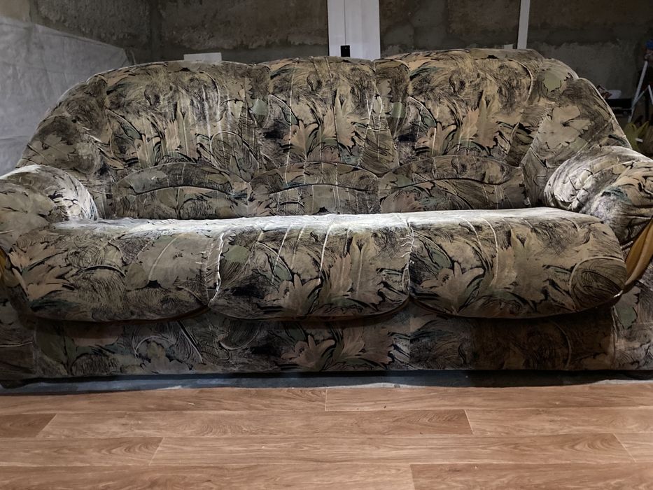 Продам м/уголок,пуфик.б/у 2000т