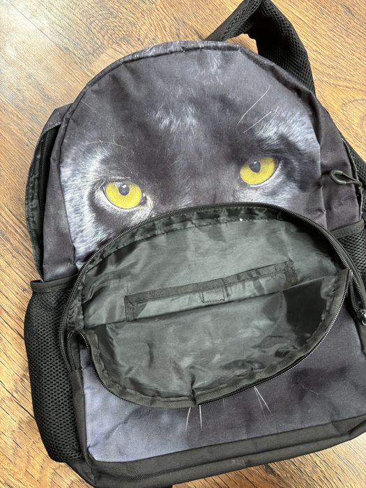 Черна раница с котка