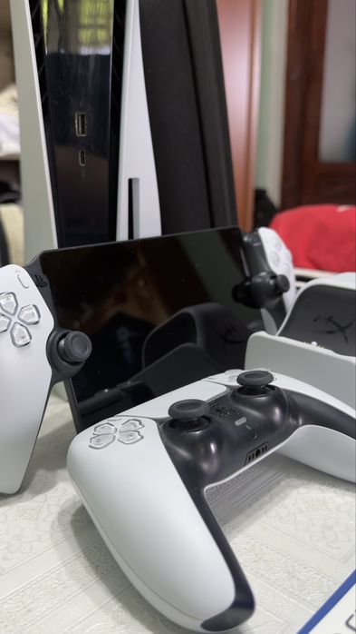 PlayStation 5 + PS Portal, un controller, un joc, si o statie de incarcare pentru controller