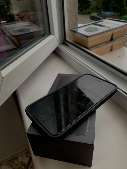 iPhon 8+ есть чехол и коробка