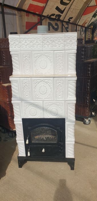 Soba teracota alba cu usa grande