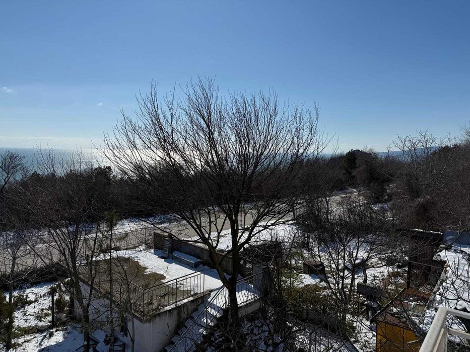 Вилна сграда и магазин за строителни материали