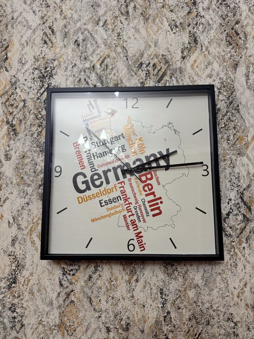 настенные часы и табличка