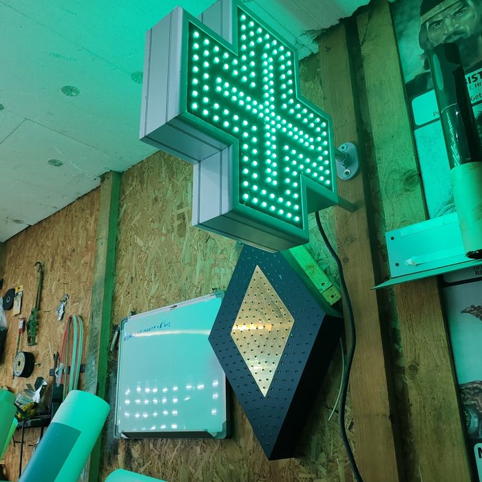 Cruce farmacie luminoasa