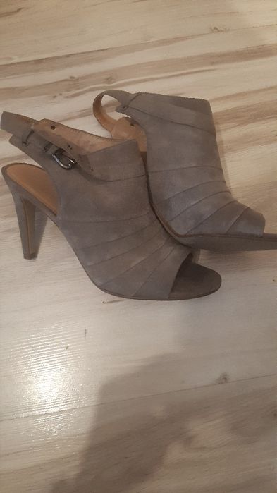 Елегантни сандали на ток