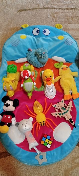 Кукли,плюшени играчки, активна  музикална гимнастика за бебе