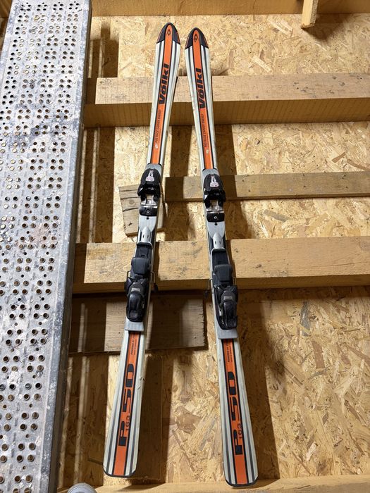 Schiuri Völkl P50 Race Carver Energy sau schiuri Rossignol Viper FX