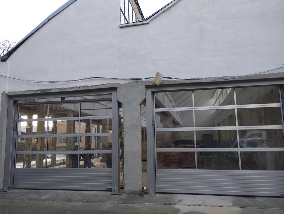 Индустриални секционни врати за халета Хьорман с остъкление