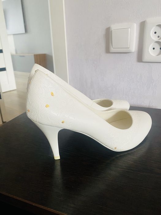 Продам белые туфли 40 р