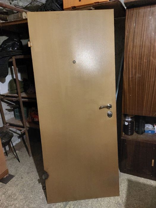 Метална входна врата