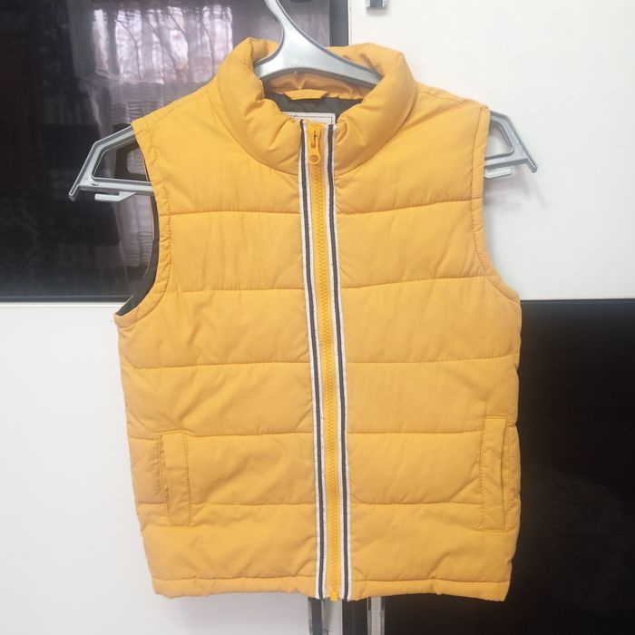 Продам фирменную жилетку на осень очень теплая и стильная. 4-5лет