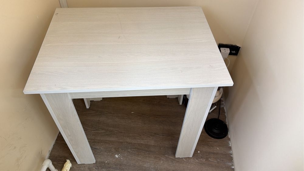 Стол обеденный, светлый