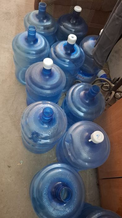 Продам бутыли 19л