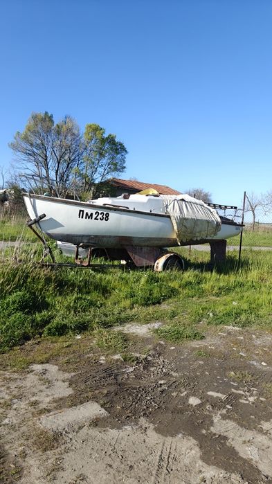 Ветроходна лодка яхта