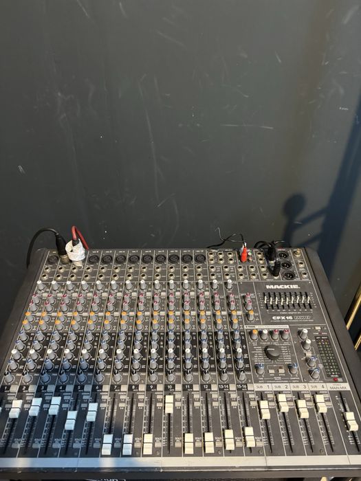Vind  mixer Makie ,modelCFX 16 canale cu boxe si subwoofer