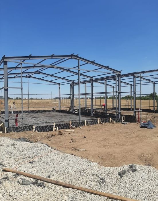 Vând hală metalică de pe stoc 8 m lățime cu 25 lungime cu tot cu montaj la super preț fac și alte mărimi