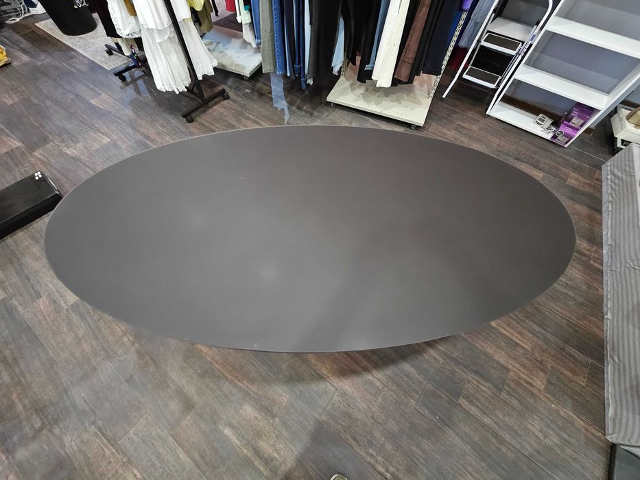 Дизайнерска елипсовидна маса – черна, с черно матирано стъкло