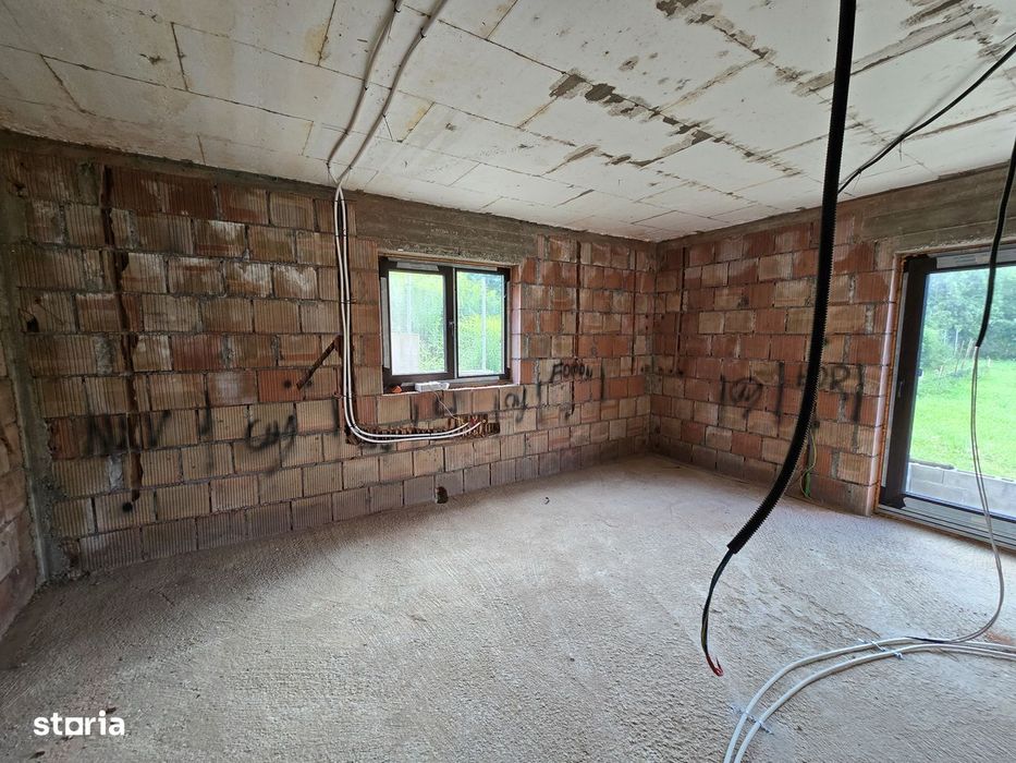 Casa la rosu zona dealul Jelnei