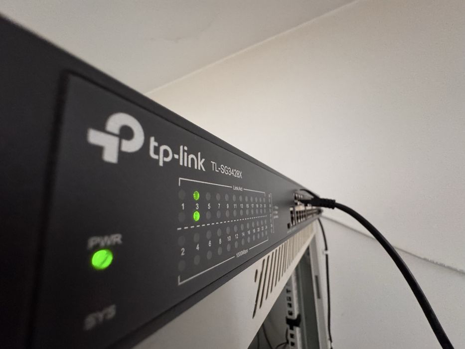Switch TP-Link Omada SG3428X  24 porturi Gbe si 4 SFP+